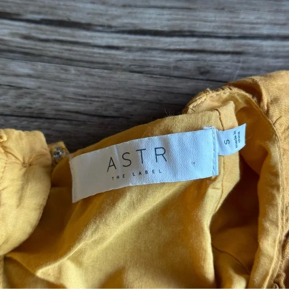 ASTR The Label Vendetti Mustard Puff Sleeve Linen Blend Top size S - Picture 3 of 6
